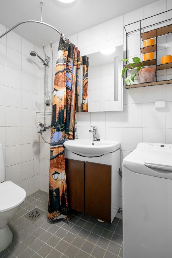 Appartamento Wehost Spacious Traveller'S Hq Above Metro @Vilhonvuorenkuja 16 Helsinki Esterno foto